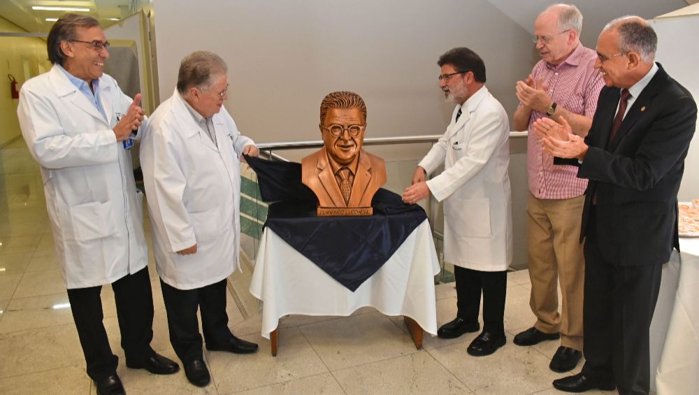 Colegas fazem homenagem ao Dr. Fernado Lucchese