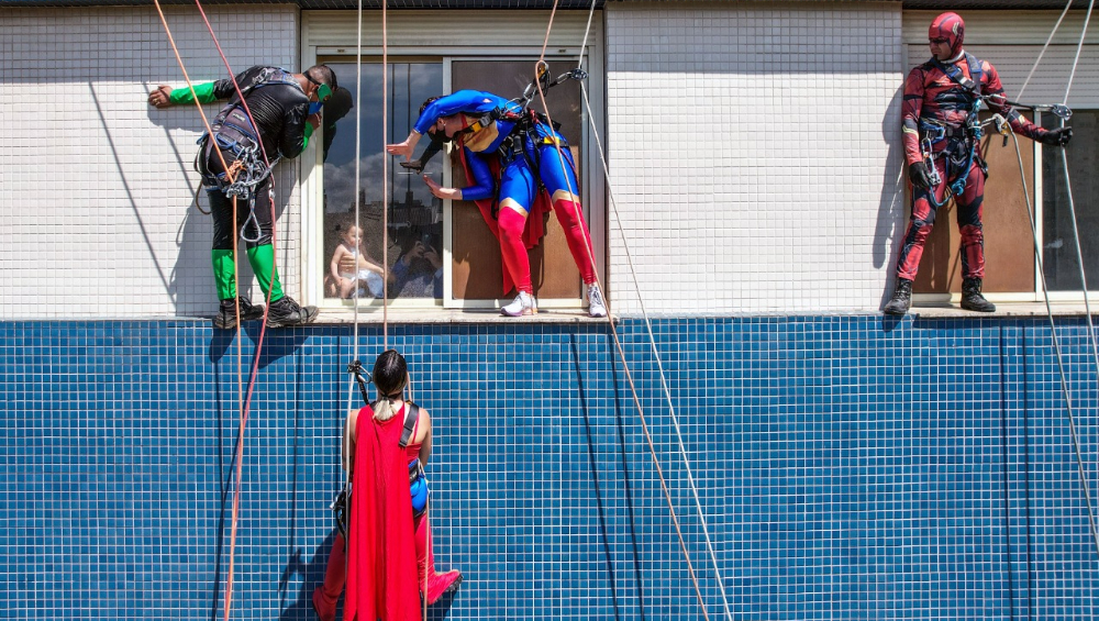 Crianças internadas se divertem com visita de super-heróis alpinistas