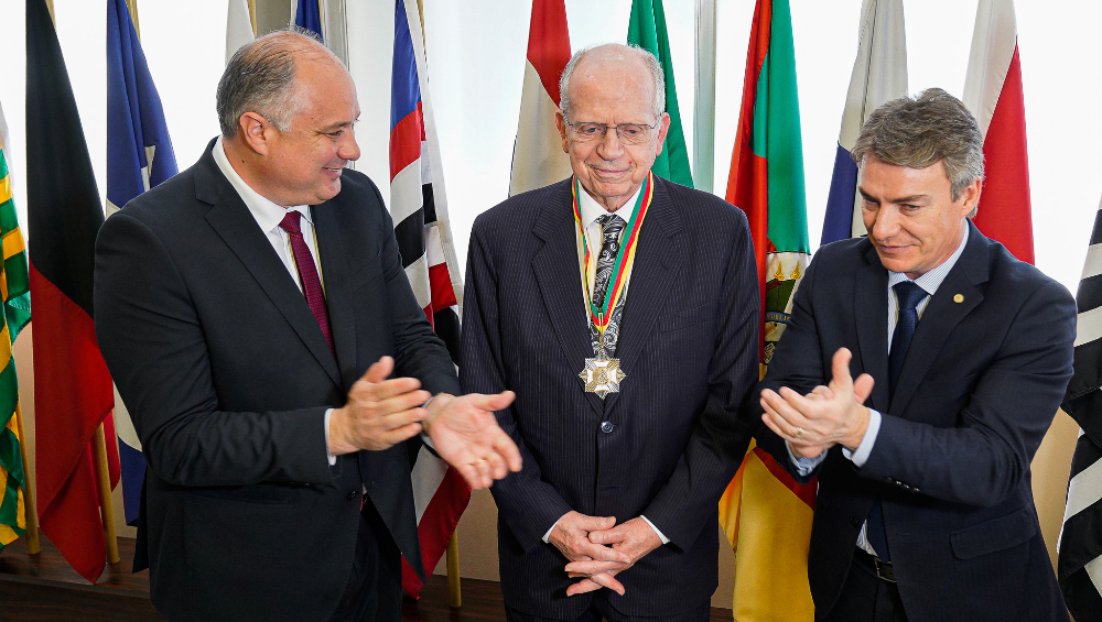 Provedor Alfredo Englert recebe a Medalha do Mérito Farroupilha