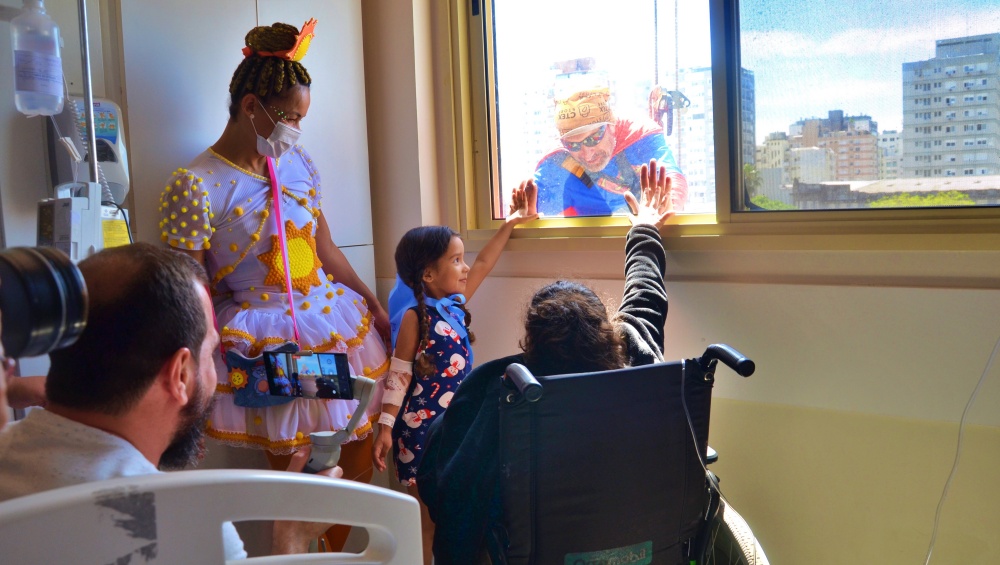 Rapel dos Super-her&oacute;is leva alegria ao Hospital da Crian&ccedil;a Santo Ant&ocirc;nio 