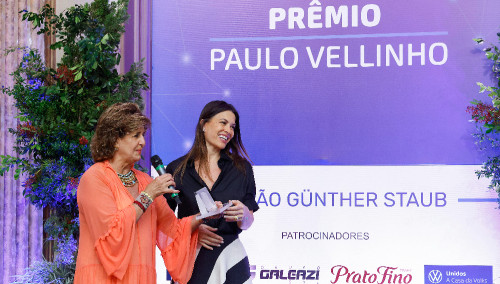 Nora Teixeira recebe 4° Prêmio Paulo Vellinho da Associação Comercial de POA